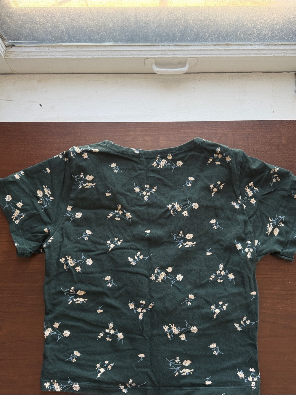 Brandy Melville Dark Green Floral Wrap Crop Top - Picture 3 of 3